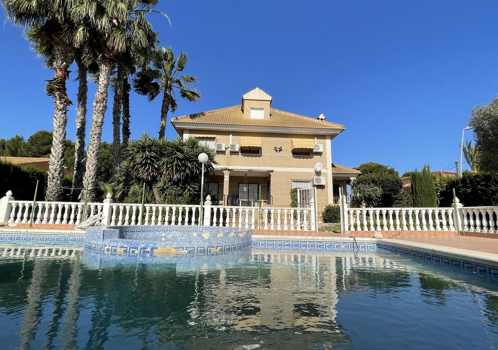 RV2854MI : Отдельная вилла с участком и бассейном в Торревьехе (Лос Балконес)