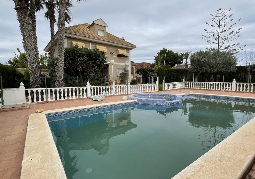 RV2854MI : Отдельная вилла с участком и бассейном в Торревьехе (Лос Балконес)